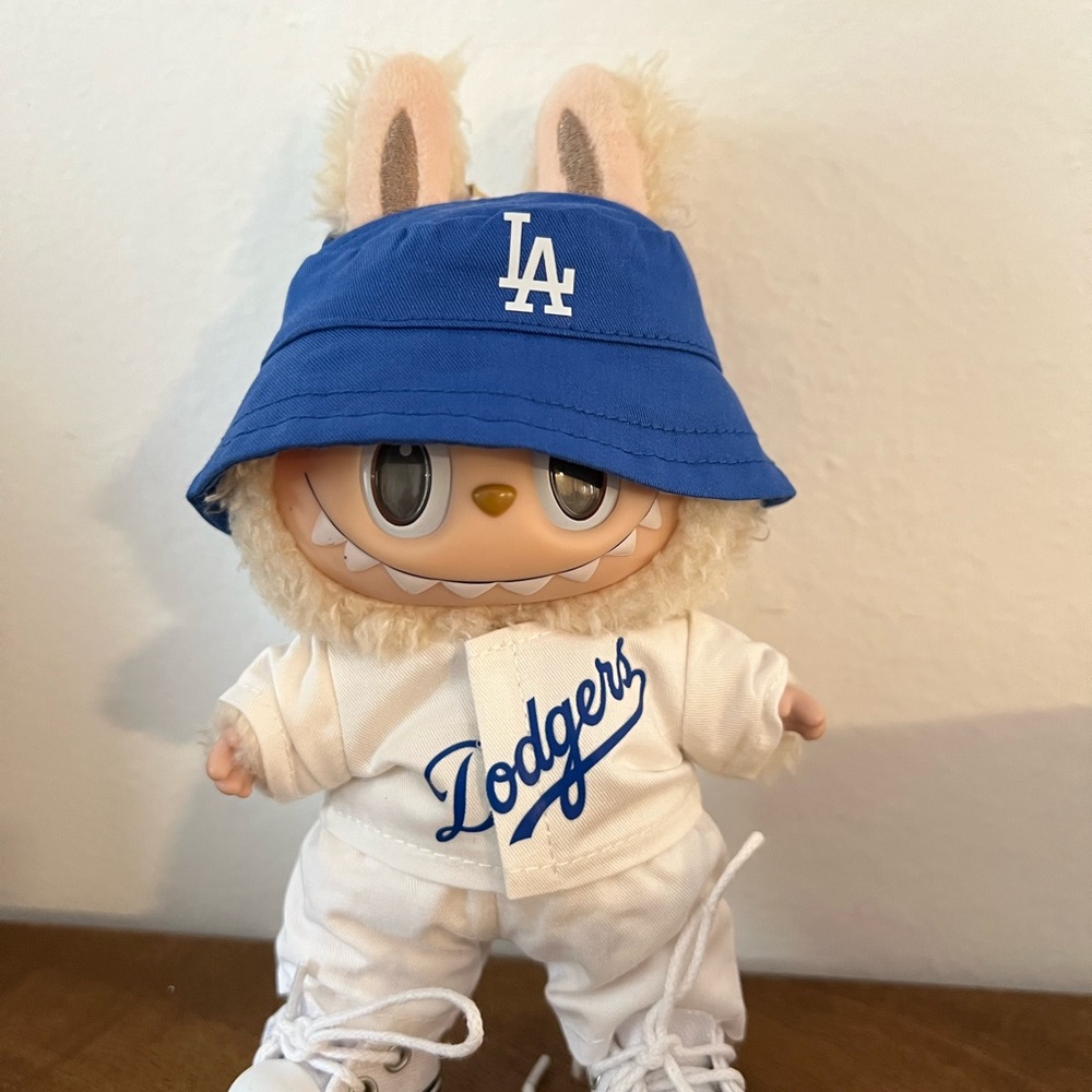 Dodger Labubu outfit with shoes set.


(Labubu not included)